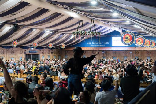 "Oktoberfest Cuneo" continua tra live show, sfide tra boscaioli, balli, magia e Santa Messa "Oktoberfest Cuneo" continua tra live show, sfide tra boscaioli, balli, magia e Santa Messa