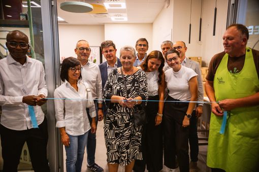 La sindaca Manassero al taglio del nastro durante l'inaugurazione del Centro Distribuzione Social Food, il Movi Lounge Bar La sindaca Manassero al taglio del nastro durante l'inaugurazione del Centro Distribuzione Social Food, il Movi Lounge Bar