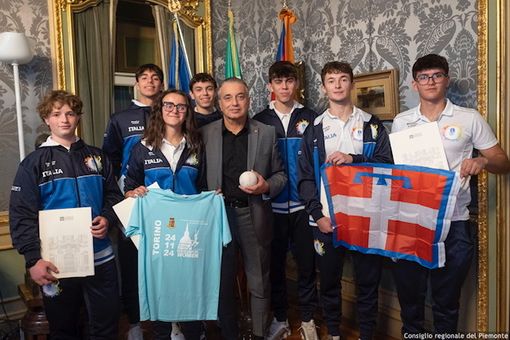 Il vicepresidente regionale Franco Graglia consegna le maglie