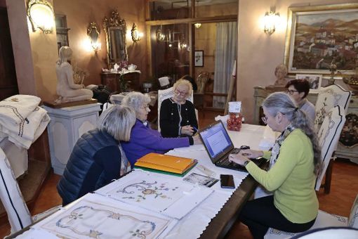 L’Unitre di Moretta protagonista al Castello di Pralormo con il ricamo Bandera L’Unitre di Moretta protagonista al Castello di Pralormo con il ricamo Bandera