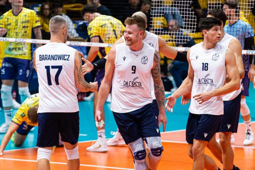 Cuneo si arrende a Modena con onore. Ingresso ufficiale con la maglia piemontese per Ivan Zaytsev (Foto: Modena Volley) Cuneo si arrende a Modena con onore. Ingresso ufficiale con la maglia piemontese per Ivan Zaytsev (Foto: Modena Volley)
