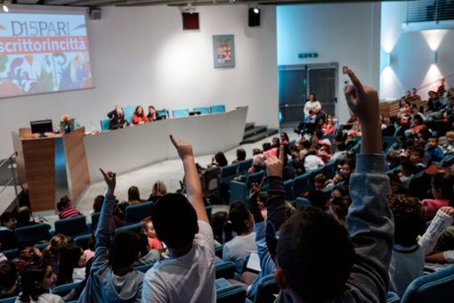 Scrittorincittà arriva a Cuneo: Saviano, Erin Doom, Enzo Iacchetti, Viola Ardone e altri 200 incontri per stare in cerchio Scrittorincittà arriva a Cuneo: Saviano, Erin Doom, Enzo Iacchetti, Viola Ardone e altri 200 incontri per stare in cerchio