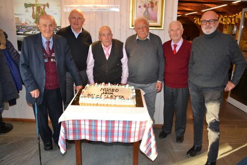 Il presidente del Museo della Bicicletta di Bra Luciano Cravero tra campioni e amici