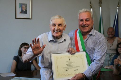 Giovanni Pensa con il sindaco Mina nel giorno del conferimento della cittadinanza onoraria Giovanni Pensa con il sindaco Mina nel giorno del conferimento della cittadinanza onoraria