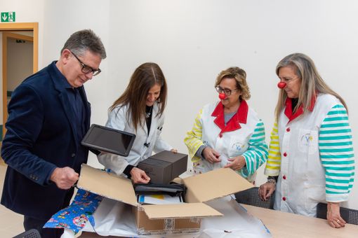 I Clown di Corsia regalano tecnologia e sorrisi: ecografo e visori VR alla Pediatria di Verduno