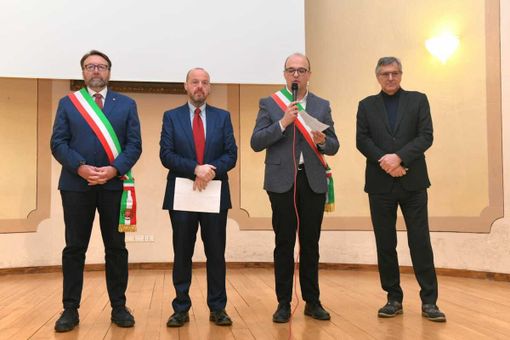 Neive ringrazia i sindaci dei paesi di "Sei in Langa", presente anche il consigliere regionale Luigi Genesio Icardi Neive ringrazia i sindaci dei paesi di "Sei in Langa", presente anche il consigliere regionale Luigi Genesio Icardi