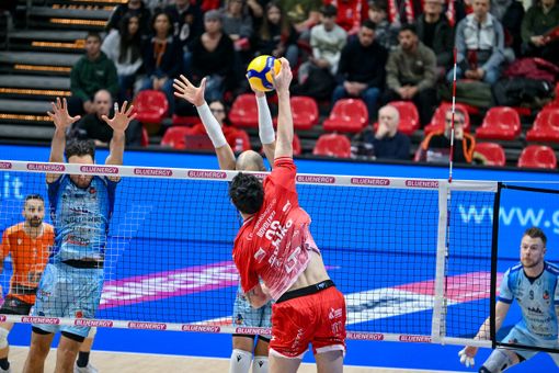 Attacco di Bovolenta: Piacenza batte Cuneo 3-0 (Foto Ninotto e Giraudo) Attacco di Bovolenta: Piacenza batte Cuneo 3-0 (Foto Ninotto e Giraudo)