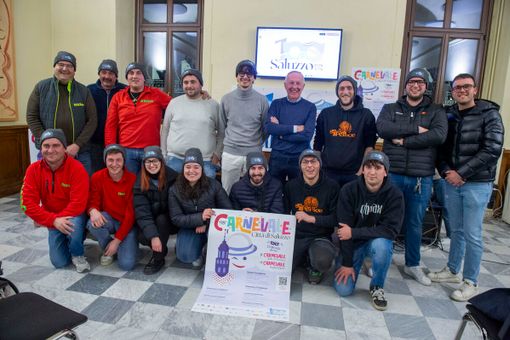 Una rappresentanza dei carristi protagonisti del Carnevale 2026 con il presidente della Fondazione Bertoni Carlo Allemano e il Sindaco di Saluzzo, Franco Demaria, (in piedi, quinto e sesto da sinistra)