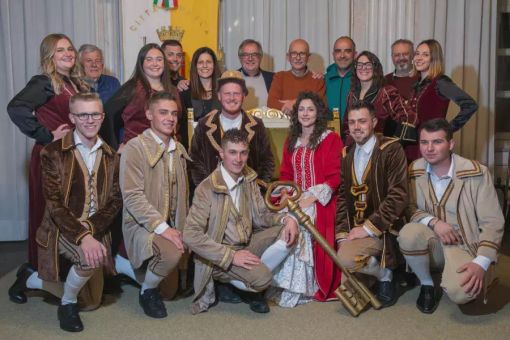 Il gruppo delle maschere buschesi insieme con l'Amministrazione comunale