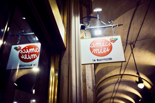 Amici Miei cambia pelle: tutto cambia, salvo la pizza Amici Miei cambia pelle: tutto cambia, salvo la pizza