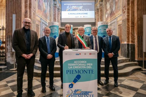 Il momento della sottoscrizione: da sinistra Luca Robaldo, Gian Luca Vignale, Alberto Cirio, Marcellino Peretti, Marco Gallo, Franco Graglia