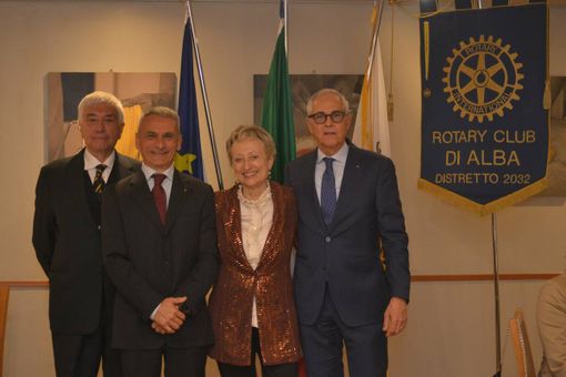 Enrico Strada, Salvatore Paparelli, Piera Arata (Presidente del Rotary Club Alba) e Remo Gattiglia (Past Governor Distretto 2032). Foto di Lucia Ernè Enrico Strada, Salvatore Paparelli, Piera Arata (Presidente del Rotary Club Alba) e Remo Gattiglia (Past Governor Distretto 2032). Foto di Lucia Ernè