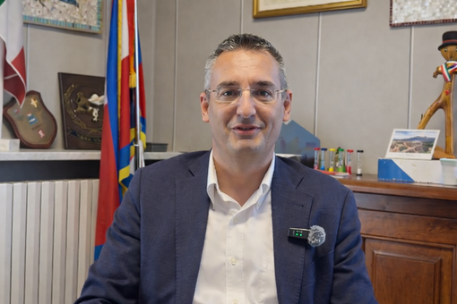 Il sindaco Matteo Ravera nel suo ufficio durante l'intervista