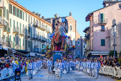 Il carro di Luserna San Giovanni-Cavour, vincitore del Carnevale di Saluzzo ha conquistato il trofeo Rosatello