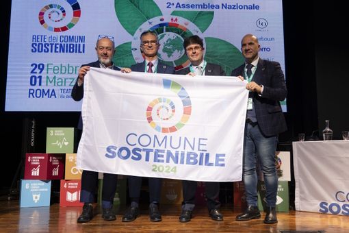 Gli assessori Alessandro Spedale (Piano Strategico) e Gianfranco Demichelis (Ambiente) ricevono la bandiera “Comune sostenibile” alla seconda Assemblea nazionale della Rete dei Comuni Sostenibili il 2 marzo a Roma