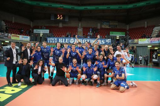 La gioia della squdra di Cuneo dopo la vittoria con Brescia (Foto Valerio Giraudo - Foto all'interno del testo di Margherita Peone) La gioia della squdra di Cuneo dopo la vittoria con Brescia (Foto Valerio Giraudo - Foto all'interno del testo di Margherita Peone)