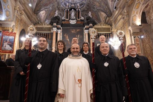 Don Giorgio Garrone con direttivo e rettori dei Battuti Neri Don Giorgio Garrone con direttivo e rettori dei Battuti Neri
