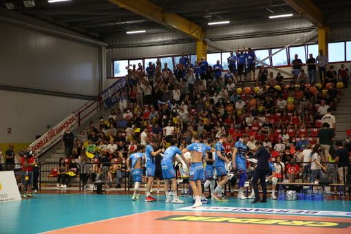 Anche per gara-4 i tifosi cuneesi non hanno voluto mancare all'appuntamento. Delusione, ma anche incoraggiamento verso i ragazzi a fine partita (Foto: Valerio Giraudo)