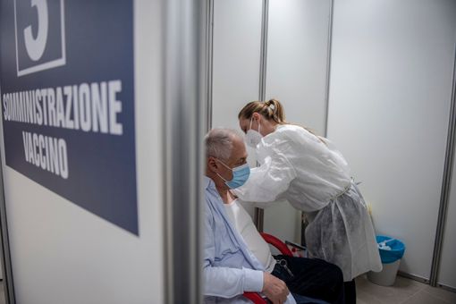 Operativo da ieri il centro vaccinale dell'Aca (foto Barbara Guazzone)