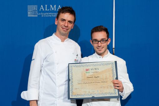 Daniele con il diploma
