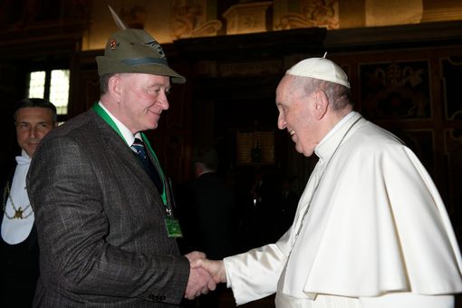 Armando Camperi, presidente della Sezione ANA Mondovì con Papa Francesco Armando Camperi, presidente della Sezione ANA Mondovì con Papa Francesco