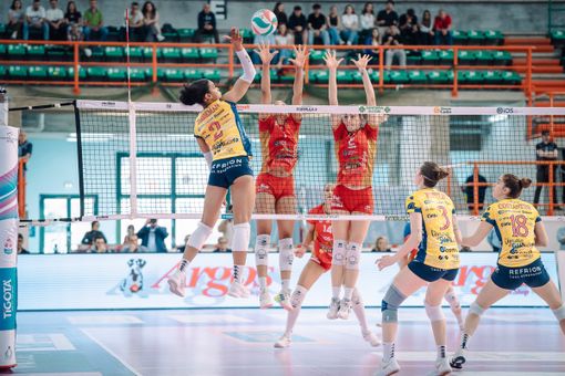 Un attacco di Leah Hardeman nel match tra Messina e Talmassons (foto sito Legavolleyfemminile) Un attacco di Leah Hardeman nel match tra Messina e Talmassons (foto sito Legavolleyfemminile)