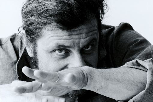 Il ciclone Bergonzoni sta per travolgere il pubblico del cinema teatro i Portici di Fossano