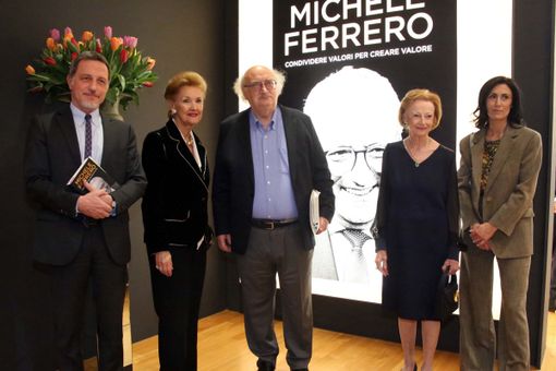 Il giornalista e scrittore Salvatore Giannella, al centro nella foto insieme a Maria Franca Ferrero, Luisa Strumia, al direttore de La Stampa Massimo Giannini e a Claris Glathar Bazan, vedova dell'ambasciatore Francesco Paolo Fulci (Foto Silvia Muratore) Il giornalista e scrittore Salvatore Giannella, al centro nella foto insieme a Maria Franca Ferrero, Luisa Strumia, al direttore de La Stampa Massimo Giannini e a Claris Glathar Bazan, vedova dell'ambasciatore Francesco Paolo Fulci (Foto Silvia Muratore)