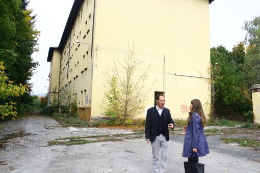 Il sindaco Gian Paolo Beretta e la deputata Chiara Gribaudo all'interno dell'ex caserma Mario Fiore