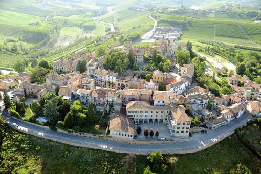 Note d’autore, talento coreano e scorci di bellezza. Neive si prepara a regalare la serata perfetta