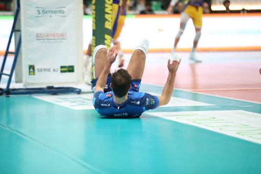 L'immagine simbolo della partita contro Castellana: il capitano Iacopo Botto al tappeto (Fotogallery di Valerio Giraudo)