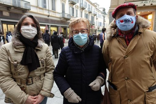 Luciana Rizzotti in mezzo agli organizzatori del Caffè Letterario di Bra Luciana Rizzotti in mezzo agli organizzatori del Caffè Letterario di Bra