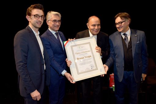 Alcuni momenti della serata che ha portato ad Alba il noto giornalista Rai