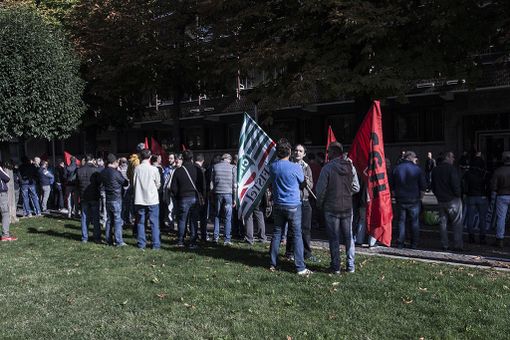 Presidiano i lavoratori della Burgo davanti alla Confindustria di Cuneo in attesa dell'inizio trattativa