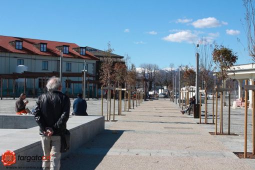 Vede un uomo che picchia e prende per i capelli una donna e lo blocca: è successo a Cuneo