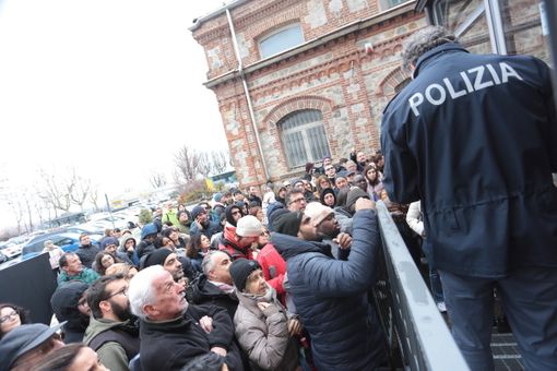 In coda dalle due di notte e l’open day per il passaporto a Cuneo va in overbooking [FOTO E VIDEO]