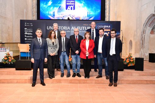 I protagonisti della tavola rotonda con i vertici della Cassa Edile di Cuneo. Da sinistra: Stefano Crestini (presidente Anaepa Confartigianato Edilizia), Cristina Raghitta (segretaria nazionale Filca Cisl), Dario Firsech (presidente CNCE – Commissione Nazionale paritetica Casse Edili), Antonio Di Franco (segretario nazionale Fillea Cgil), Francesco Sannino (segretario nazionale relazioni sindacali Feneal Uil), Elena Lovera (presidente nazionale Formedil), Giuseppe Trossarello (presidente della categoria Edilizia Confartigianato Imprese Cuneo), Vincenzo Battaglia (vice-presidente Cassa Edile Cuneo), Luca Barberis (presidente Cassa Edile Cuneo). Credit: Laura Atzeni