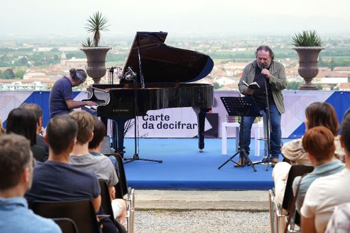 Busca: Guido Catalano e Ascanio Celestini al Roccolo per il gran finale di “Carte da decifrare”