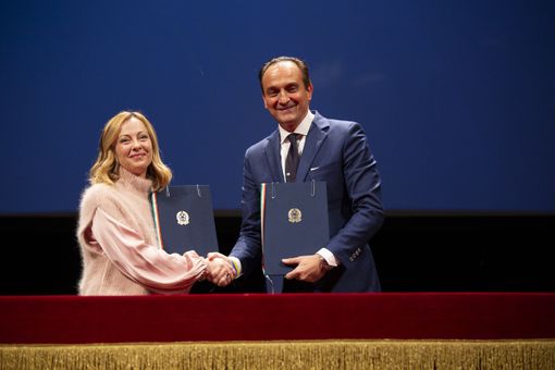 La stretta di mano tra la premier Giorgia Meloni ed il presidente della Regione Alberto Cirio La stretta di mano tra la premier Giorgia Meloni ed il presidente della Regione Alberto Cirio