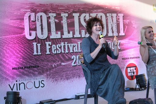 Veronica Pivetti confessa: "Dopo tanti anni di carriera ho ancora bisogno di conferme"