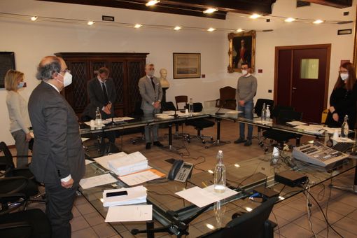 Il minuto di silenzio al consiglio comunale di Alba - foto Gisella Divino