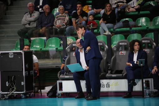 Coach Matteo Battocchio a colloquio con il suo vice Matteo Morando durante la partita con Porto Viro (Foto Beatrice Bramardi)