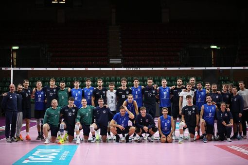 Le due squadre a fine partita: Cuneo batte Cantù 3-2 (Foto: Beatrice Bramardi) Le due squadre a fine partita: Cuneo batte Cantù 3-2 (Foto: Beatrice Bramardi)