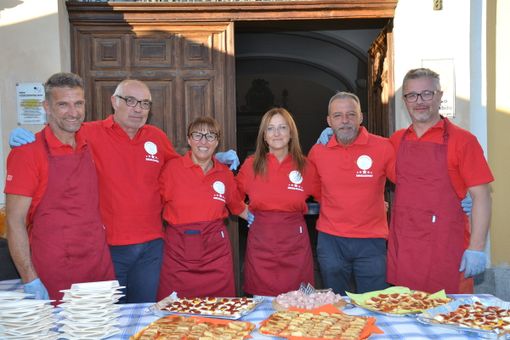 Nelle foto di Luciano Cravero, alcuni momento della cena dei Battuti Bianchi