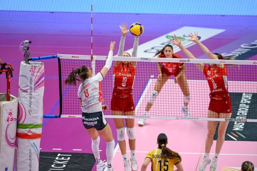 Un attacco di Lena Stigrot nella partita di Busto Arsizio (Foto: Uyba Busto Arsizio) Un attacco di Lena Stigrot nella partita di Busto Arsizio (Foto: Uyba Busto Arsizio)