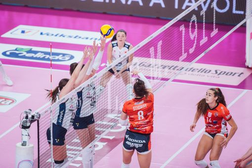 Un attacco di Lena Stigrot nella partita di Trento (Foto: Trentino Volley)