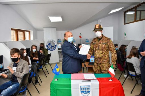 Kosovo: il Regional Command West, su base 1’ Rgt. Artiglieria Terrestre, dona 22 computer agli studenti Kosovo: il Regional Command West, su base 1’ Rgt. Artiglieria Terrestre, dona 22 computer agli studenti