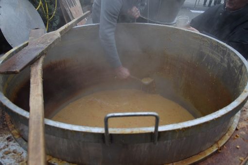 A Farigliano gli uomini si preparano a cucinare la loro tradizionale minestra