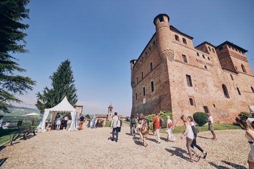 Il castello di Grinzane Cavour, sede dell'enoteca regionale e meta costante di turisti Il castello di Grinzane Cavour, sede dell'enoteca regionale e meta costante di turisti