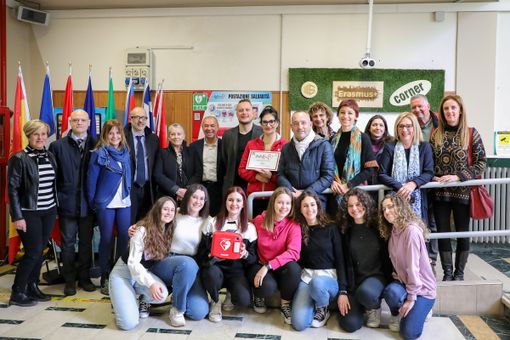 Progetto &quot;Fammi battere il cuore&quot; di Cuneo Volley, inaugurato il defibrillatore all'Istituto Grandis
